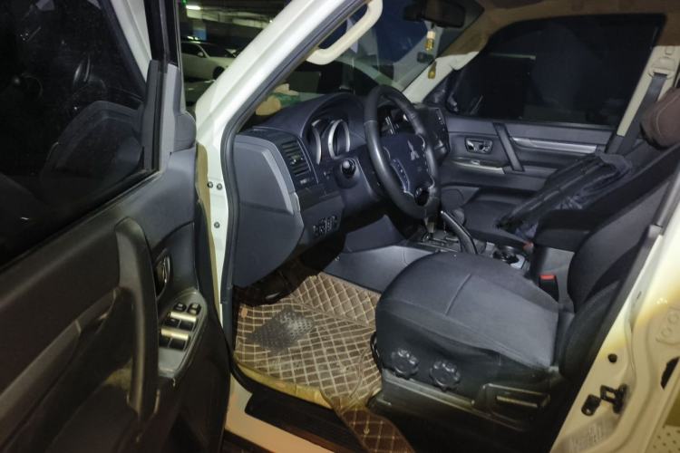 Used Mitsubishi Pajero  Driver Seat