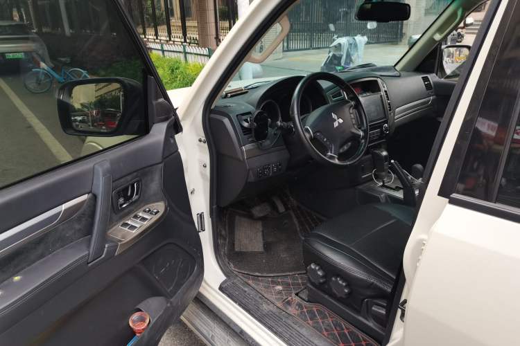 Used Mitsubishi Pajero  Driver Seat