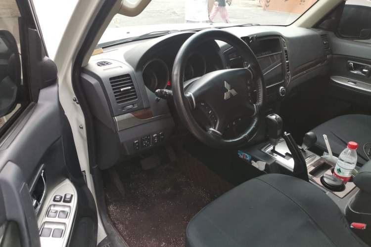 Used Mitsubishi Pajero  Driver Seat