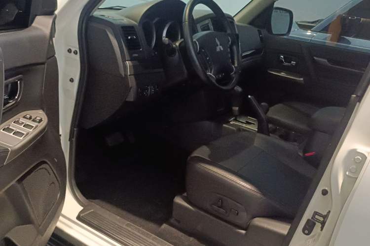 Used Mitsubishi Pajero 2020 3.0L Automatic Prestige Off-Road Edition Driver Seat