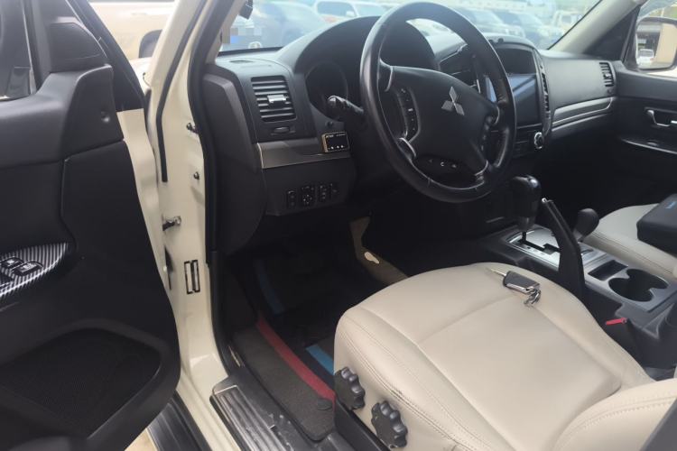Used Mitsubishi Pajero  Driver Seat