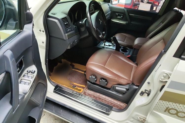 Used Mitsubishi Pajero  Driver Seat