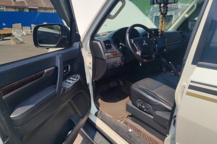 Used Mitsubishi Pajero  Driver Seat