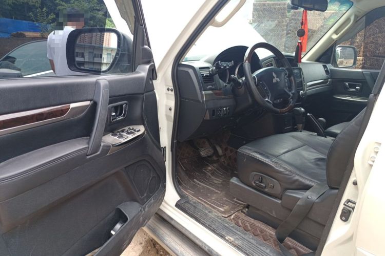 Used Mitsubishi Pajero  Driver Seat