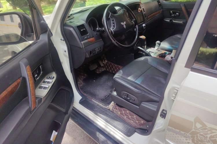 Used Mitsubishi Pajero 2020 3.0L Automatic Luxury Off-Road Version Driver Seat