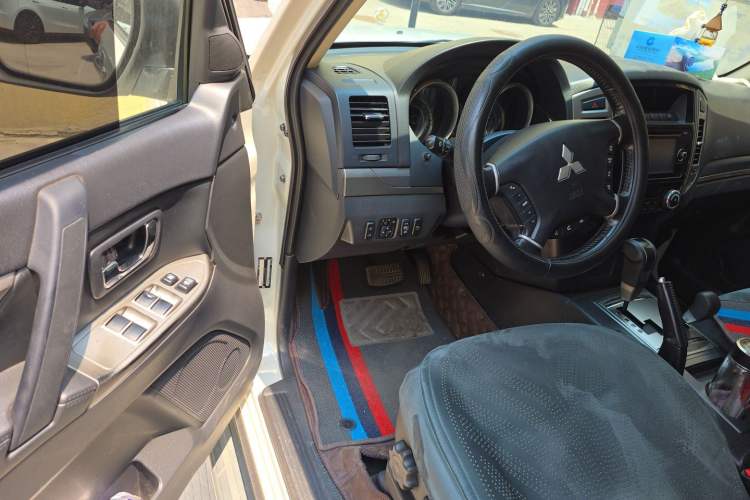 Used Mitsubishi Pajero  Driver Seat