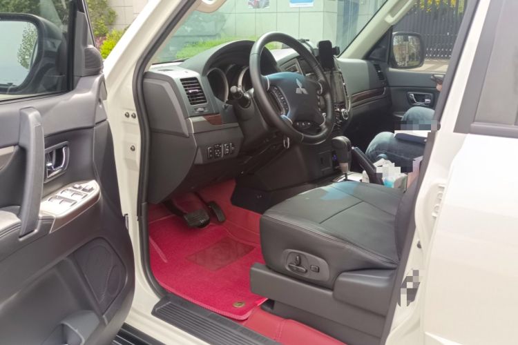 Used Mitsubishi Pajero  Driver Seat