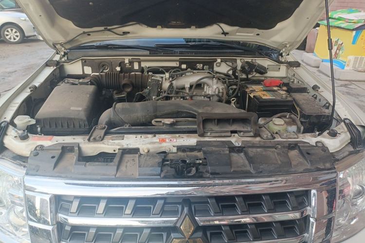 Used Mitsubishi Pajero  Engine Bay