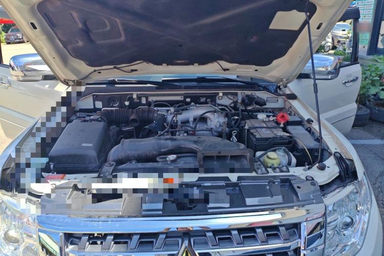 Used Mitsubishi Pajero 2020 3.0L Automatic Luxury Off-Road Version Engine Bay