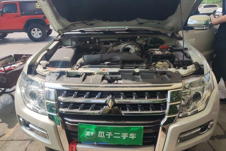 Used Mitsubishi Pajero  Engine Bay