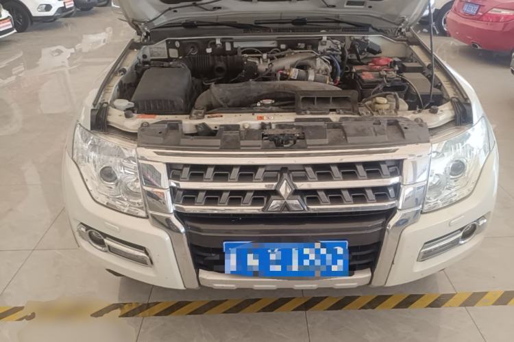 Used Mitsubishi Pajero 2020 3.0L Automatic Luxury Off-Road Version Engine Bay