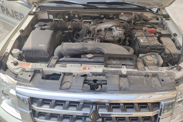 Used Mitsubishi Pajero  Engine Bay