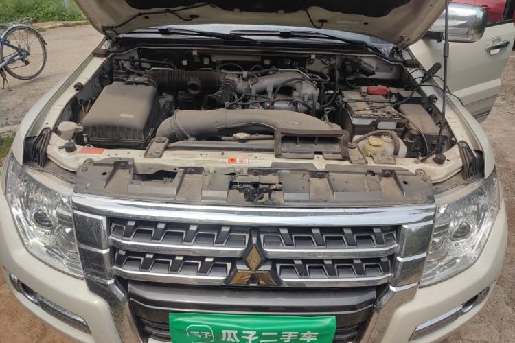 Used Mitsubishi Pajero  Engine Bay