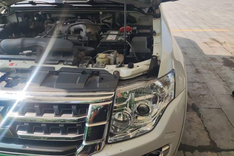Used Mitsubishi Pajero  Engine Bay Left