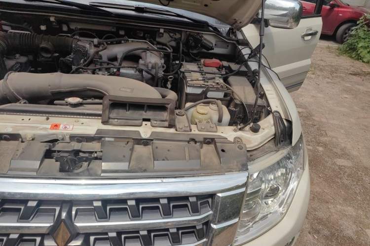 Used Mitsubishi Pajero  Engine Bay Left