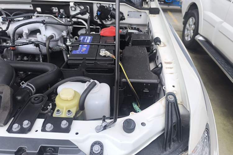 Used Mitsubishi Pajero  Engine Bay Left