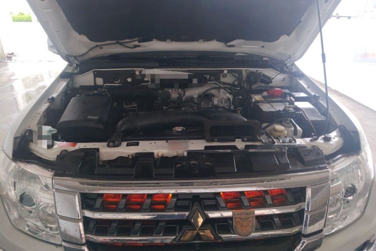 Used Mitsubishi Pajero  Engine Bay