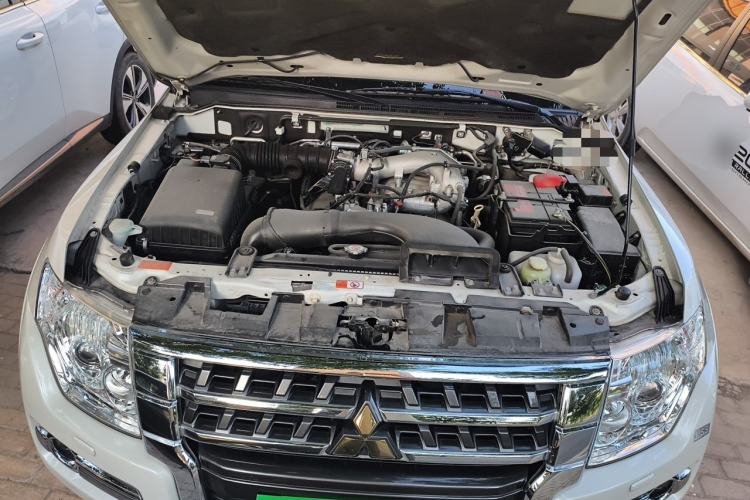 Used Mitsubishi Pajero  Engine Bay