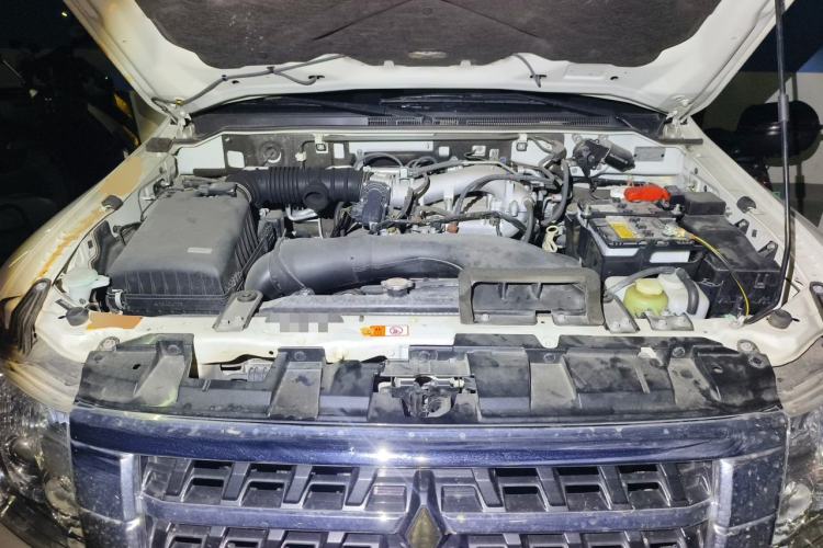 Used Mitsubishi Pajero  Engine Bay