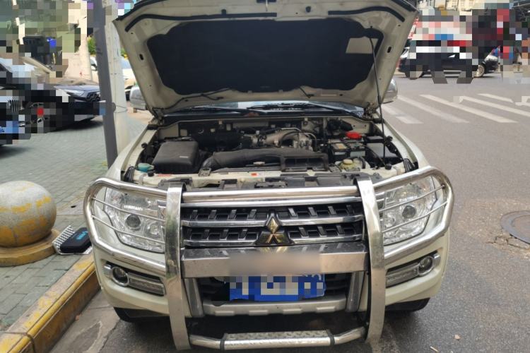 Used Mitsubishi Pajero  Engine Bay