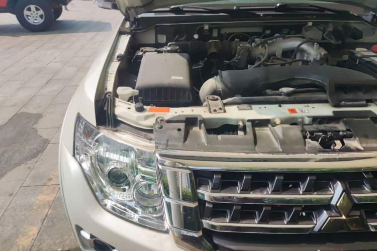 Used Mitsubishi Pajero  Engine Bay Right