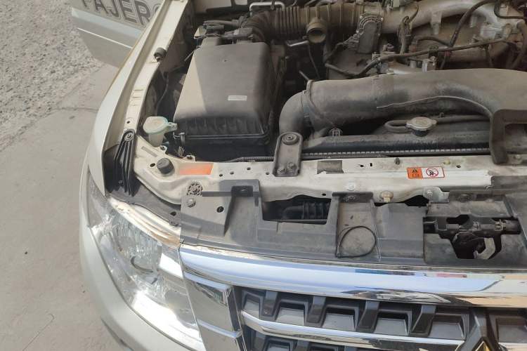 Used Mitsubishi Pajero  Engine Bay Right