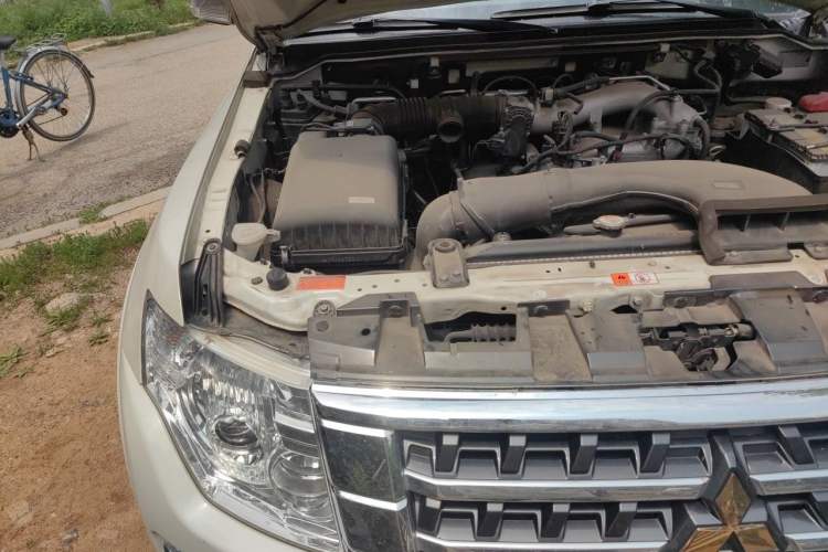 Used Mitsubishi Pajero  Engine Bay Right