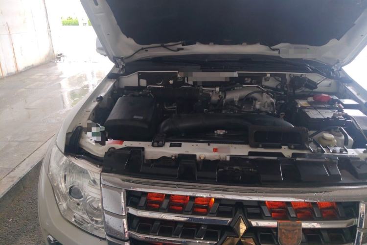 Used Mitsubishi Pajero  Engine Bay Right