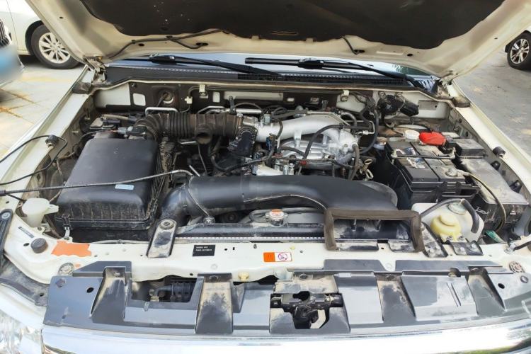 Used Mitsubishi Pajero  Engine Bay