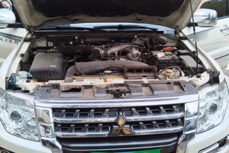 Used Mitsubishi Pajero  Engine Bay