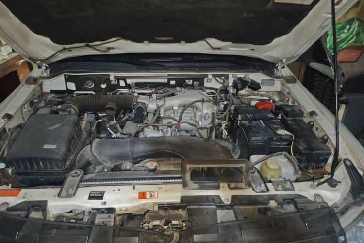 Used Mitsubishi Pajero  Engine Bay
