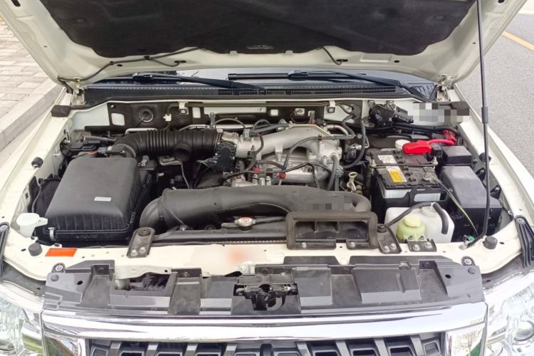 Used Mitsubishi Pajero  Engine Bay