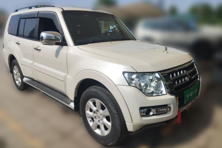 Used Mitsubishi Pajero  Front Right 45 Deg