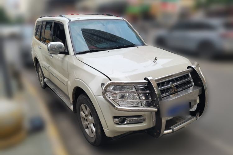 Used Mitsubishi Pajero  Front Right 45 Deg