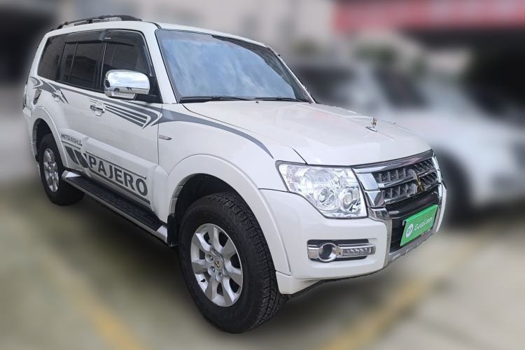 Used Mitsubishi Pajero  Front Right 45 Deg