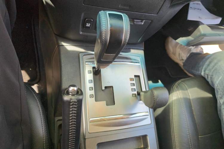 Used Mitsubishi Pajero 2020 3.0L Automatic Prestige Off-Road Edition Gear Lever