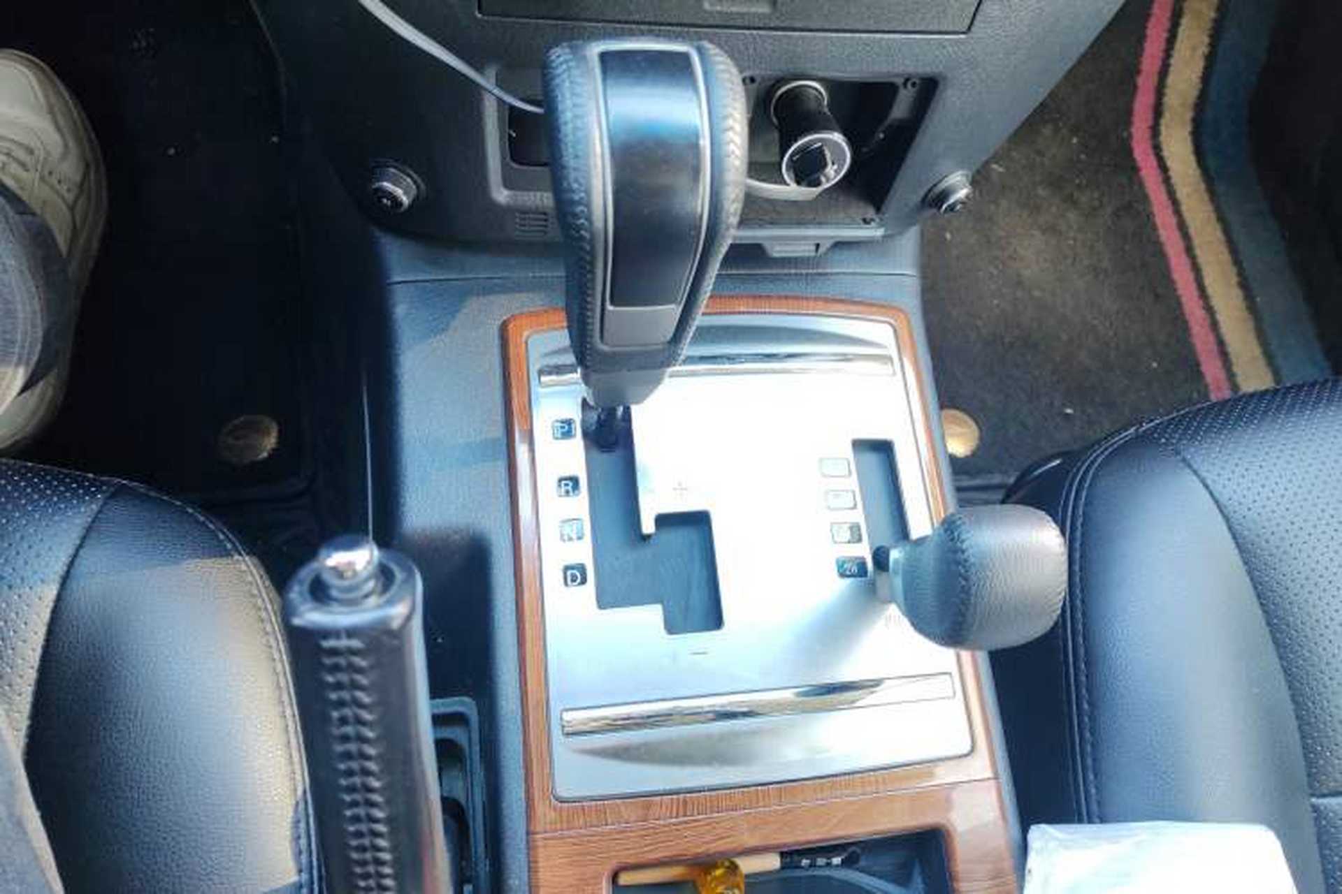 Used Mitsubishi Pajero 2020 3.0L Automatic Standard Edition Gear Lever