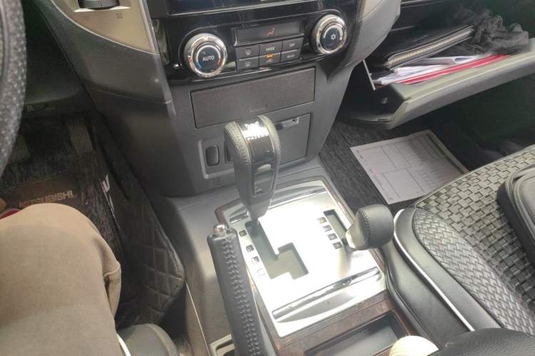 Used Mitsubishi Pajero  Gear Lever