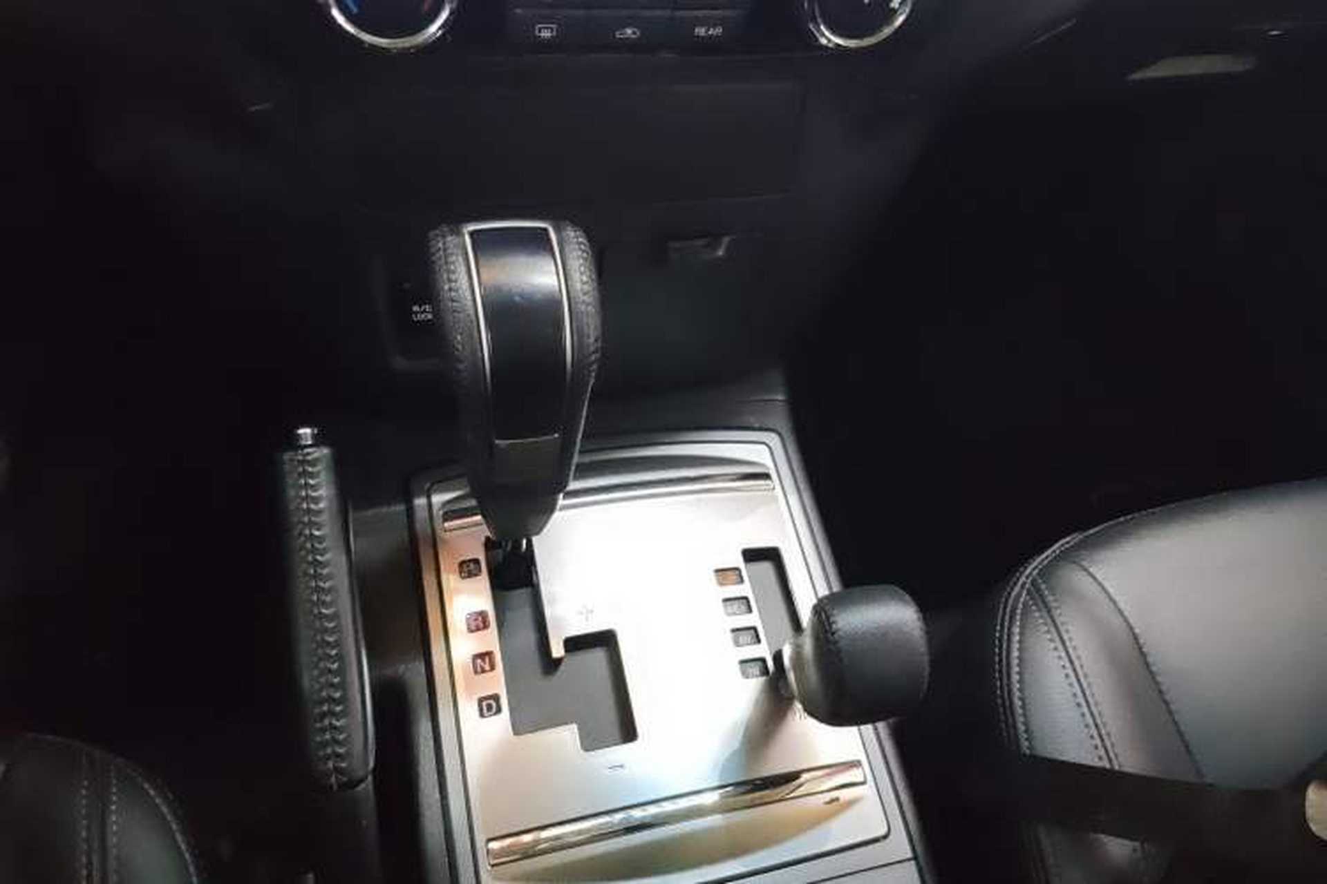 Used Mitsubishi Pajero 2020 3.0L Automatic Prestige Off-Road Edition Gear Lever
