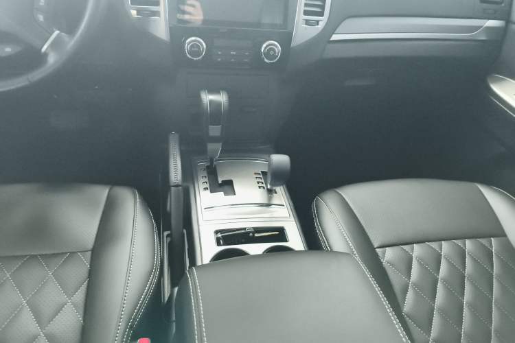 Used Mitsubishi Pajero 2020 3.0L Automatic Standard Edition Gear Lever