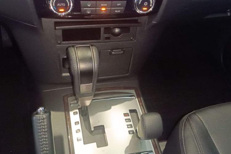 Used Mitsubishi Pajero 2020 3.0L Automatic Prestige Off-Road Edition Gear Lever