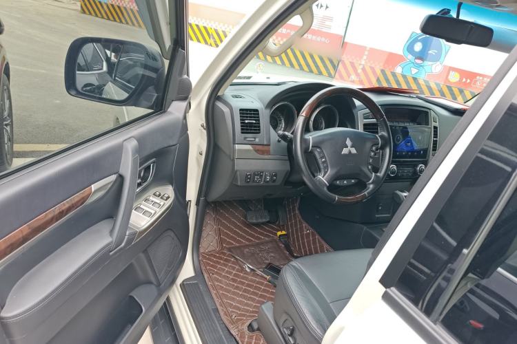 Used Mitsubishi Pajero 2020 3.0L Automatic Standard Edition Interior 3