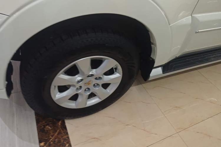 Used Mitsubishi Pajero 2020 V93 3.0L 5-Door GLS 7-Seater – Middle East Left Front Wheel Hub