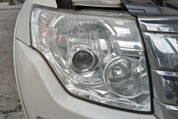 Used Mitsubishi Pajero  Right Front Headlight