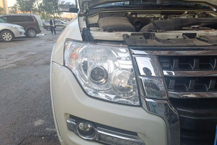 Used Mitsubishi Pajero  Right Front Headlight