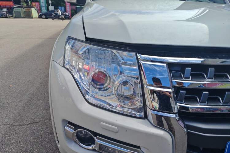 Used Mitsubishi Pajero 2020 3.0L Automatic Luxury Off-Road Version Right Front Headlight