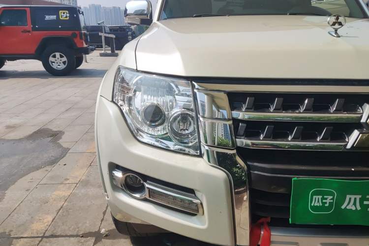 Used Mitsubishi Pajero  Right Front Headlight
