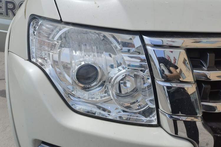 Used Mitsubishi Pajero  Right Front Headlight