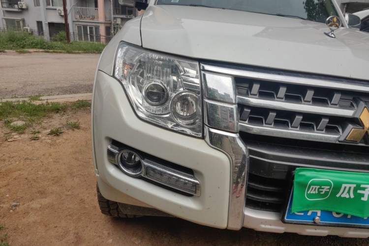 Used Mitsubishi Pajero  Right Front Headlight