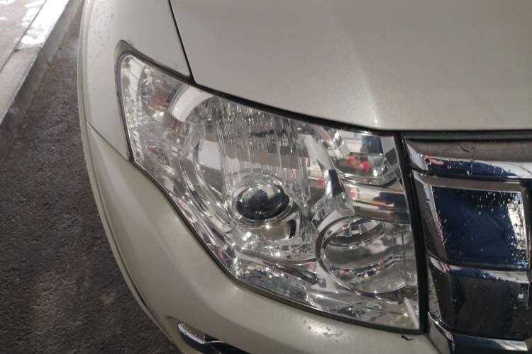 Used Mitsubishi Pajero  Right Front Headlight